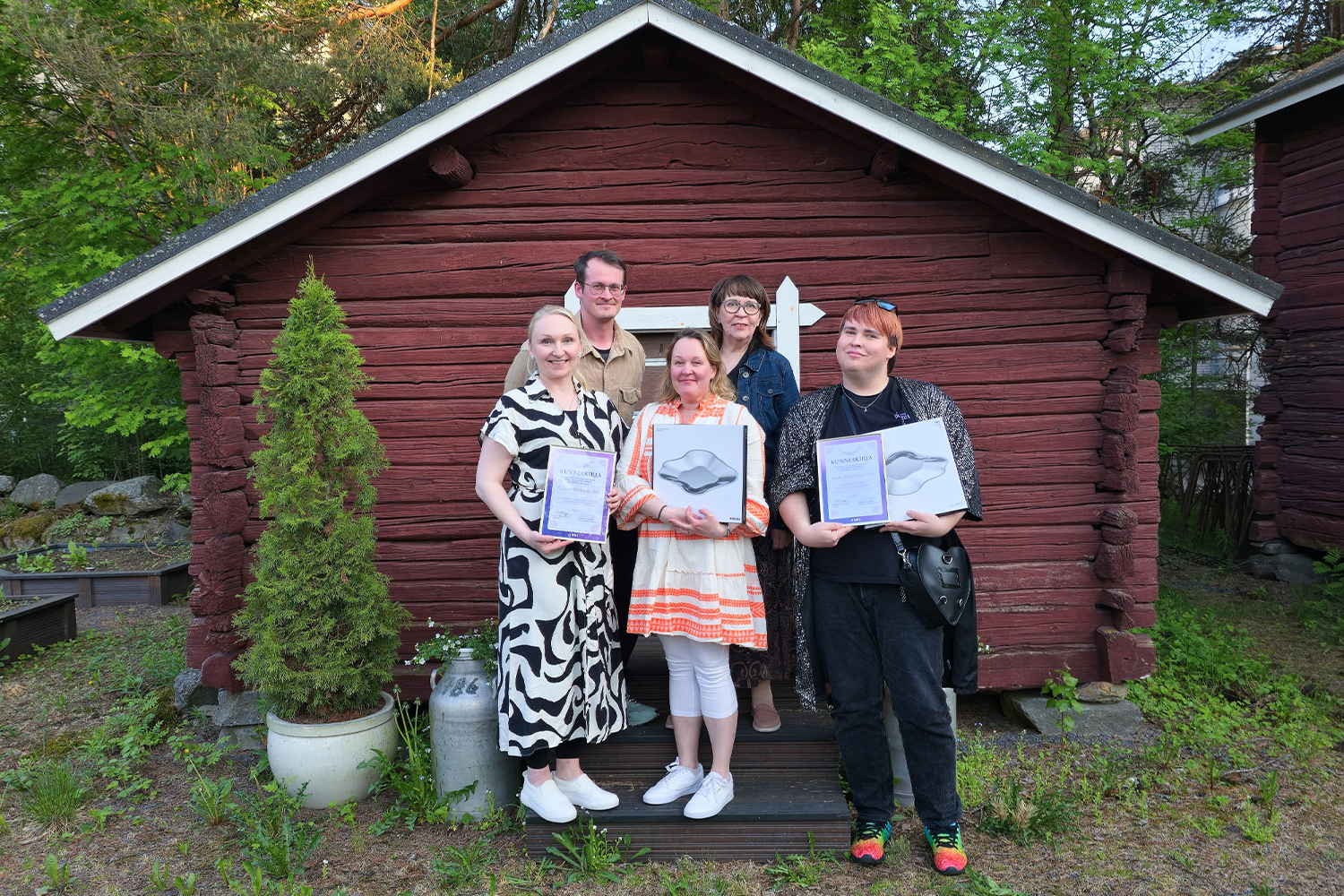 VIMMATEKO-tunnustuksen vastaanottivat 3.6. Seinäjoella VIMMA-seminaarin yhteydessä (kuvassa vasemmalta) REDUsta markkinointi- ja viestintäsuunnittelija Henna Jokinen, viestintäsuunnittelija Toni Töyräs sekä hankeviestinnän koordinaattori Mia Vuolio ja Ammattiopisto Lappiasta tiedottaja Eija Hiukka sekä viestintäsuunnittelija Sami Koskimäki.